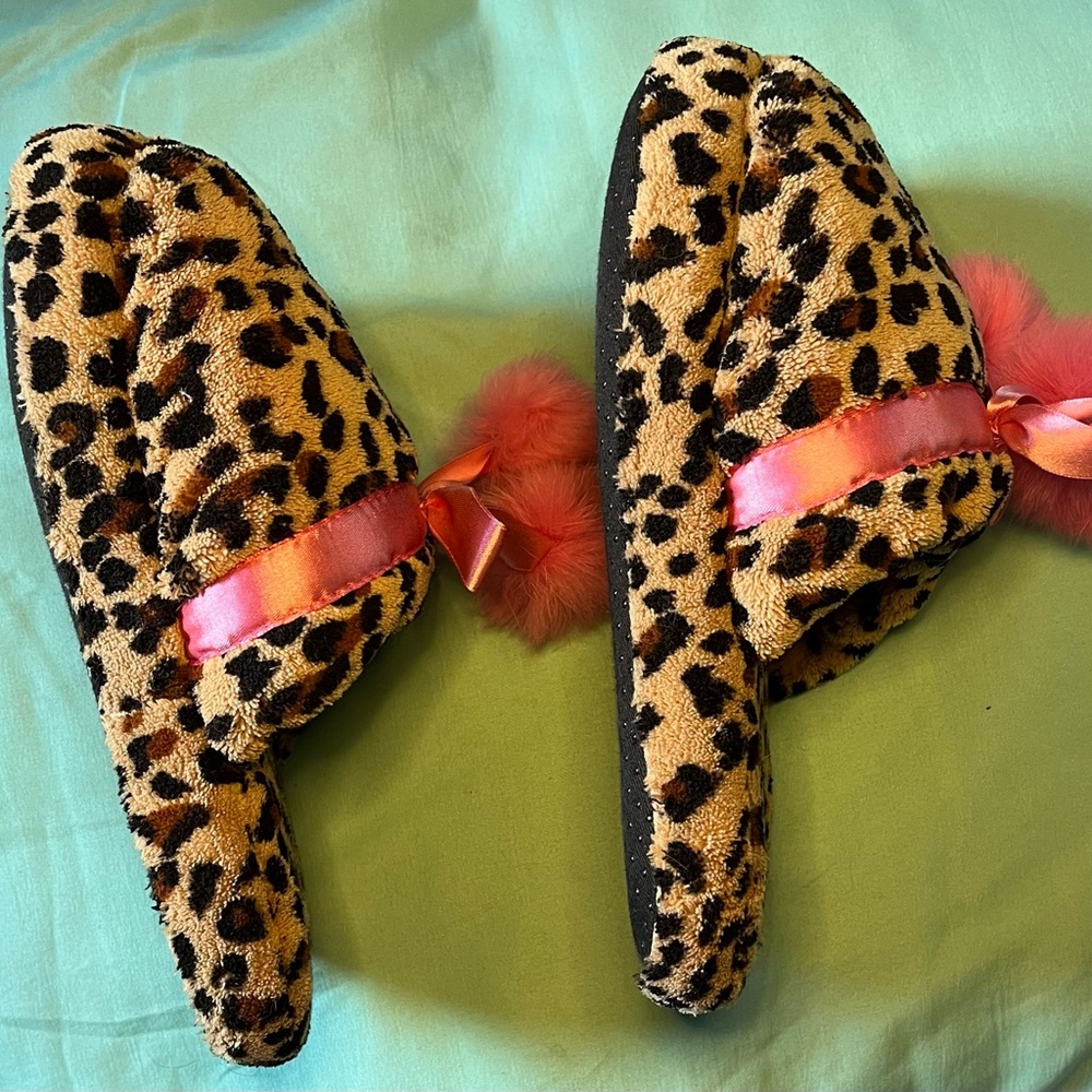 Chic Leopard Print Slippers with Pink Pom Poms